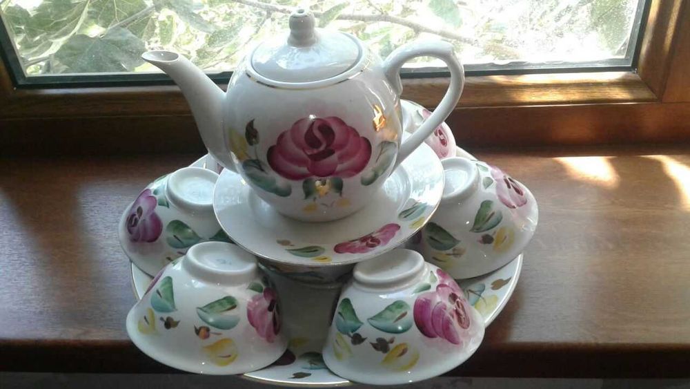 Новый    набор  посуды " РОЗА"  Кувасайского  Фарфорового завода .