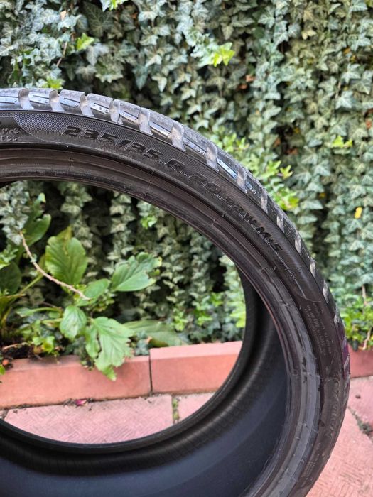 Зимни гуми Pirelli sottozero 3 235/35/20  от Tesla model 3, 7 mm.