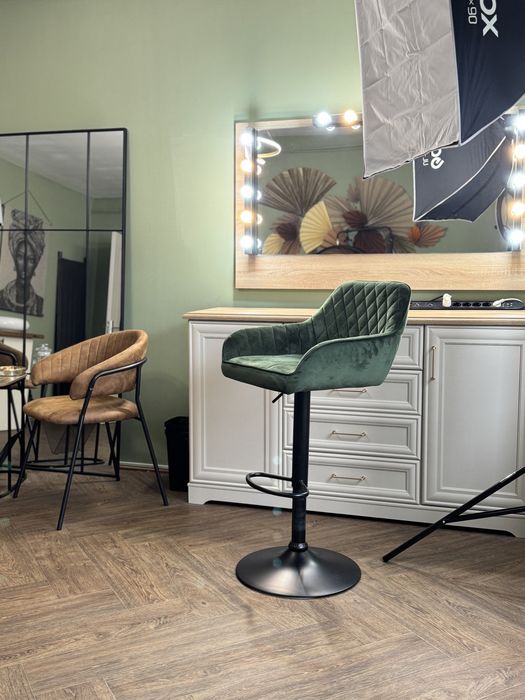 Cautam FRIZER si MAKE-UP artist