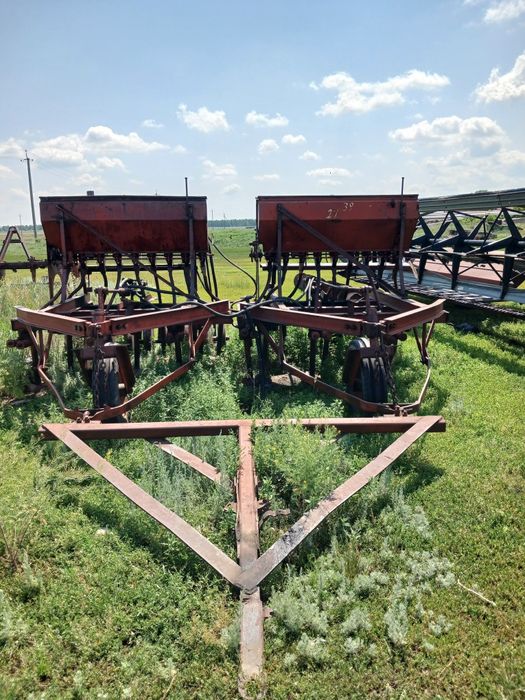 Продам ДТ-75,ВМЕСТЕ с сеялками сзс