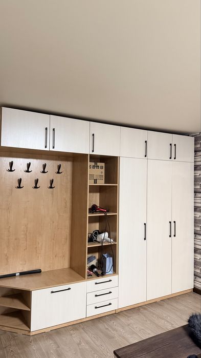 Продается шкаф в прихожую