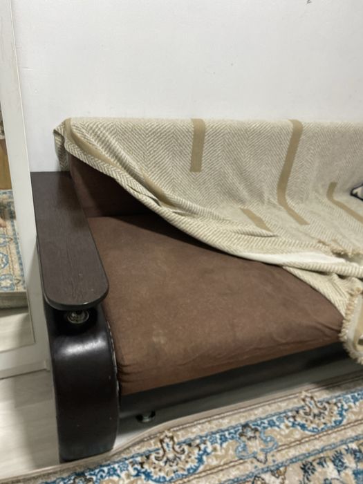 Продам диван Черный