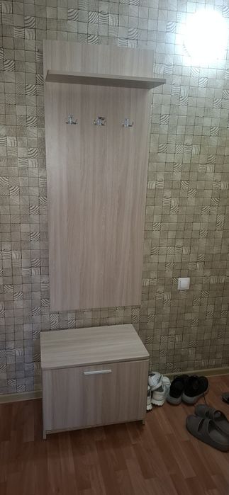 Продается вешалка с тумбочкой