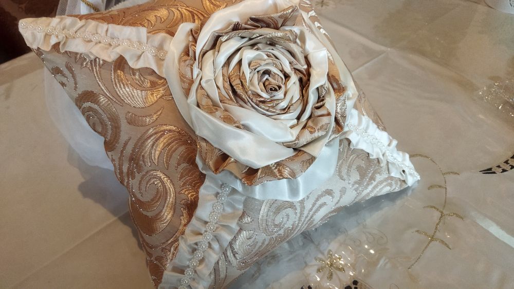Продаётся корзина из белого атласа для косметики в приданое невестам