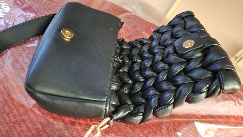 Продавам дамска чанта, черна,