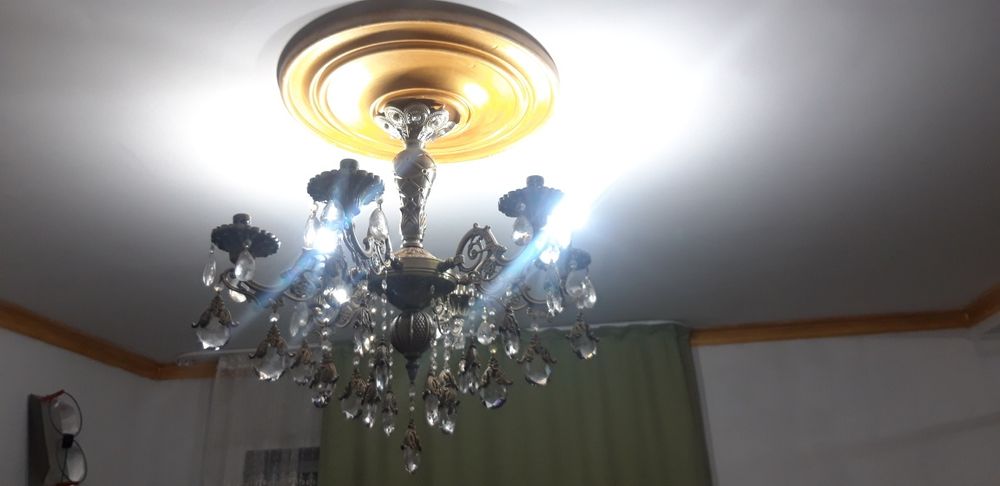 2 одинаковых люстры, люстра