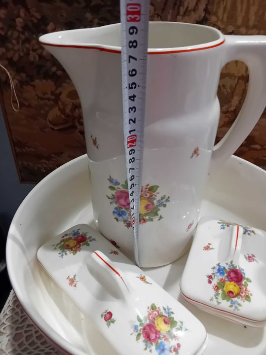 Порцеланови старинни комплекти за баня