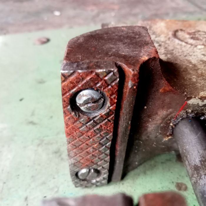 Продам тиски маленькие