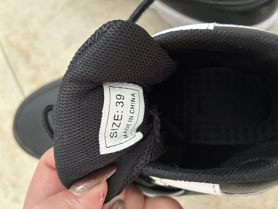 Маратонки с ролкови кънки