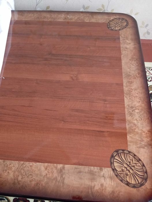 Большой красивый уютный стол для вашей гостиной