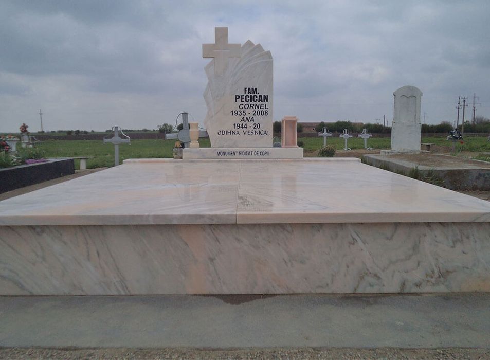 Vând cavouri, cripte, borduri, troițe