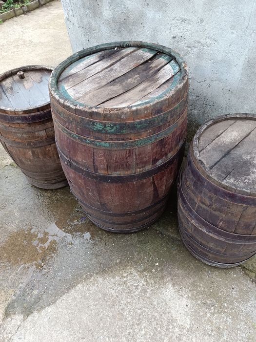 Голяма бъчва с вместимост около 1 тон и още пет бъчвин