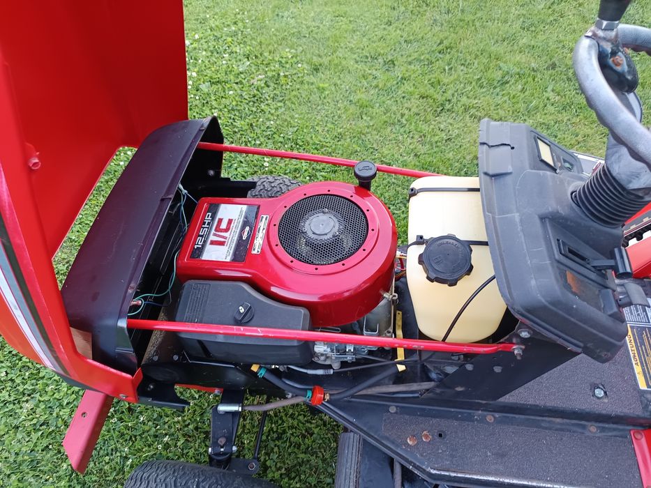 Tractoras tuns iarba Mtd