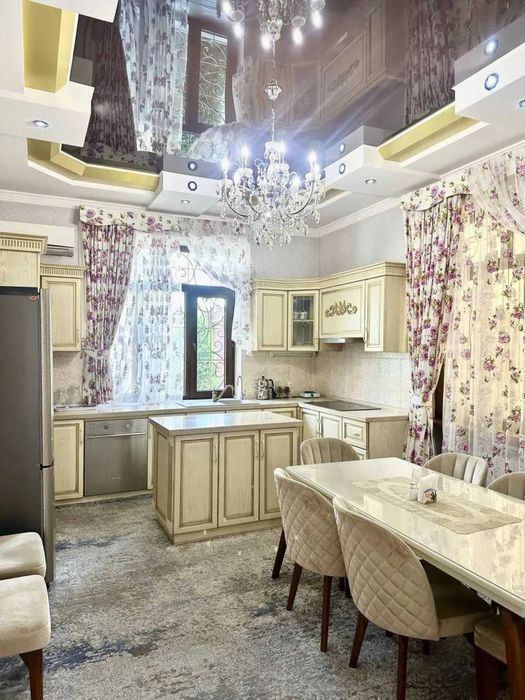 Сдаётся участок в Яккасарайском районе 4,8 стток, 10 комнат ( н319 )