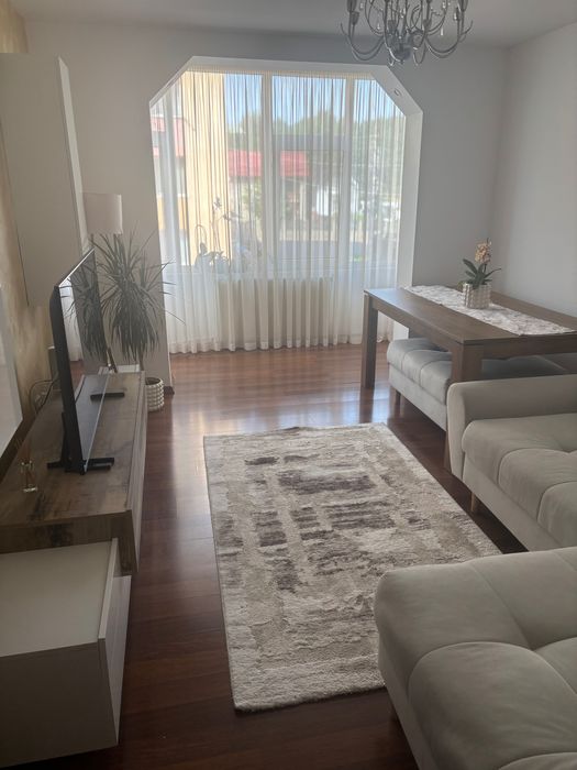Apartament cu 3 camere de închiriat