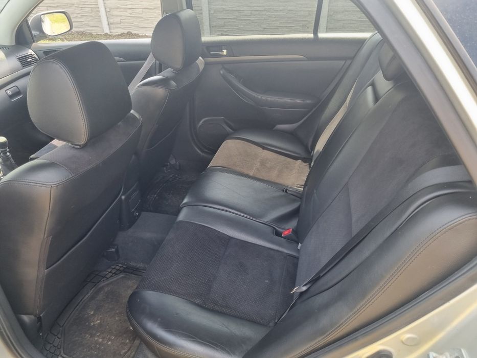 Dezmembrez Toyota Avensis 2.2 dcat 177 cp 2008