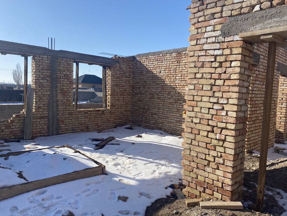 Продается не достроенный дом.