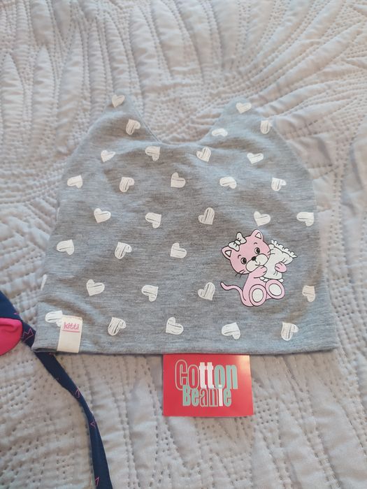 Две бебешки шапчици