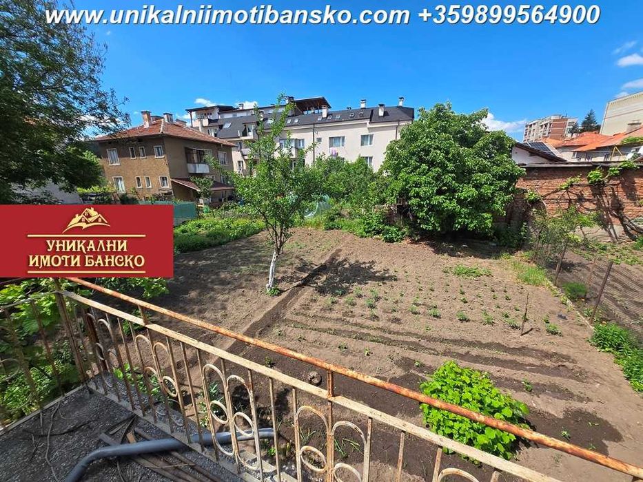На центъра на Разлог! Самостоятелна двуетажна къща за продажба