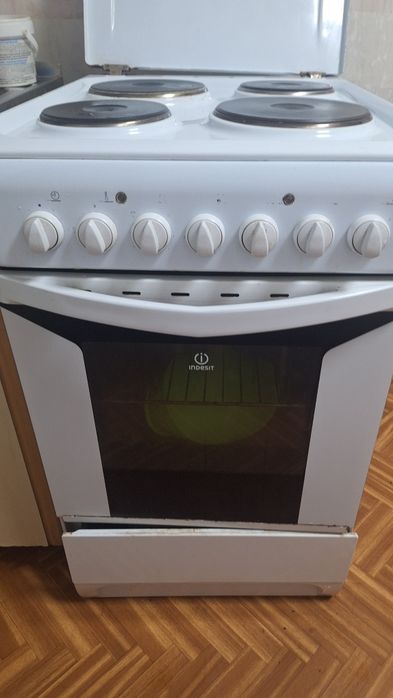 Продам электроплиту 35000