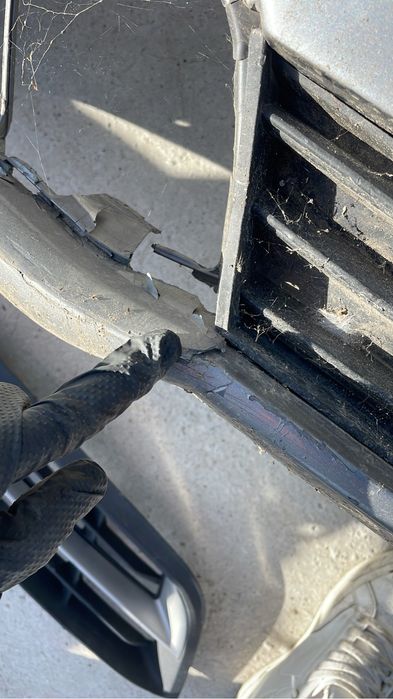 Bara fata BMW f10 facelift cu defect / grila stanga dreapta centrala