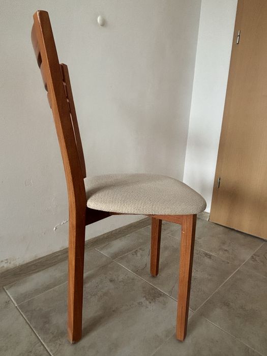 Шест трапезни стола и подарък маса