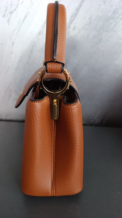 Louise Vuitton новa  кокетна малка чанта с дръжка и  за през рамо