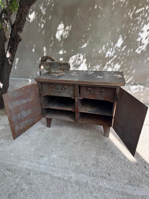 Продам- верстак и тиски