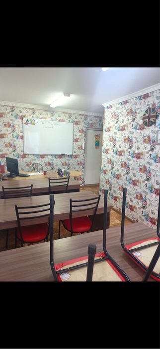 Поодам парты и стулья