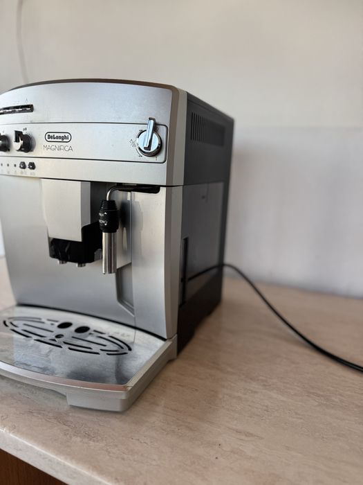 Expresor de cafea Delonghi Magnifica