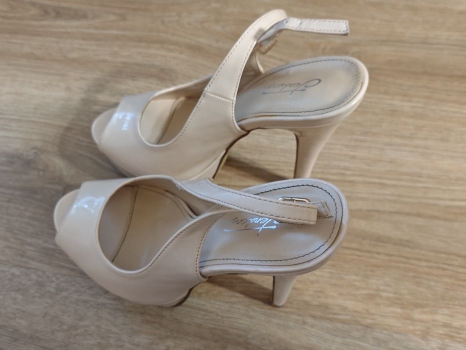 Високи бежови токчета