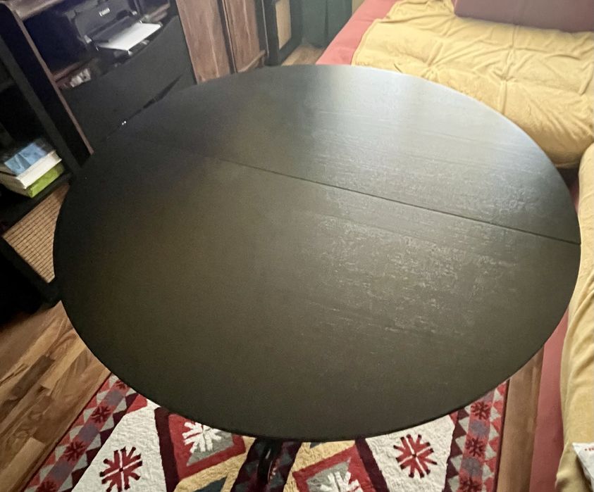 Masă rotundă extensibilă IKEA – elegantă și practică
