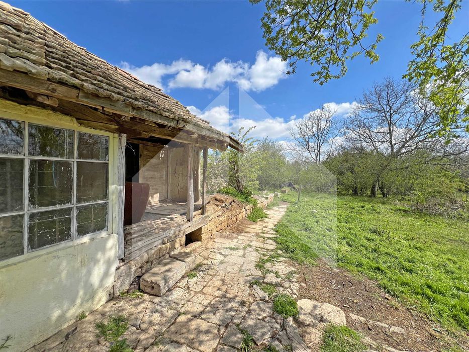 Продава тухлена селска къща в с. Мировци (общ. Нови пазар, обл. Шумен)