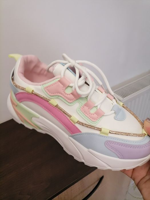 Многоцветни дамски маратонки