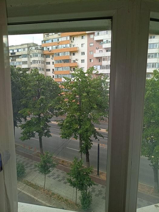Apartament cu 3 camere de închiriat
