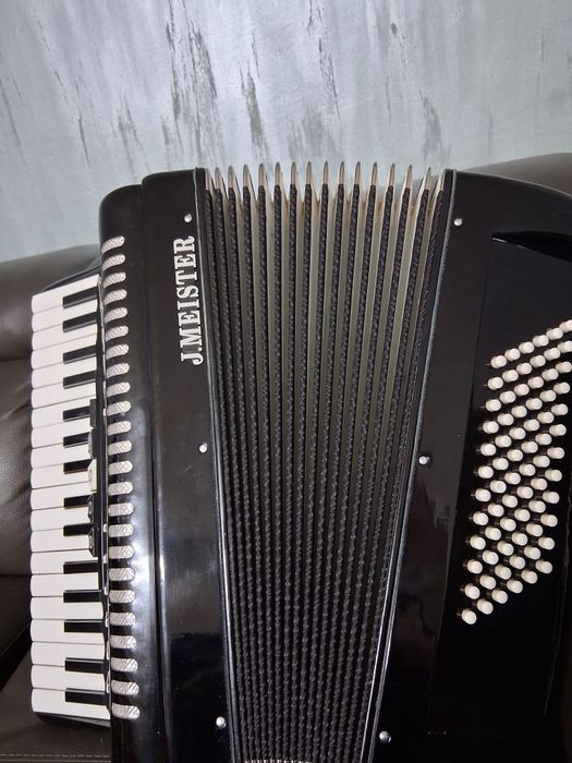 Vând acordeon J.MEISTER