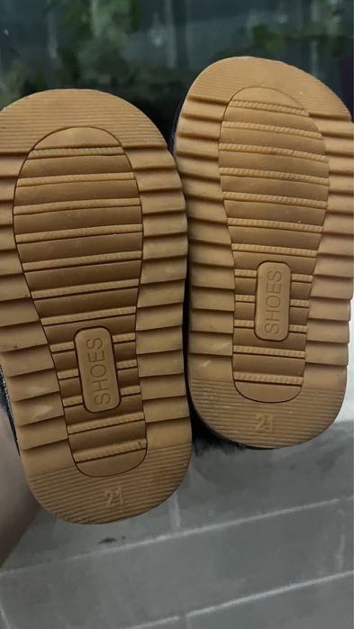 Продам зимние ботинки детскне быстро вырос