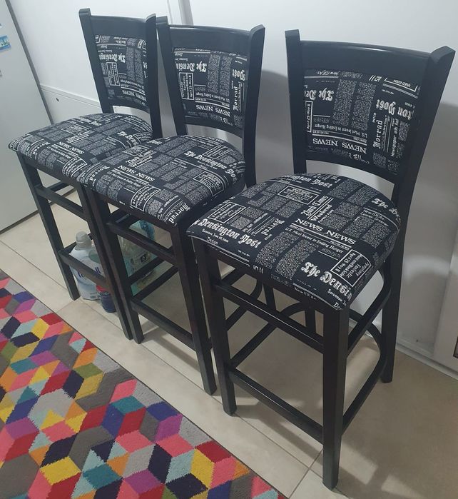 Trei scaune bar, 2 noptiere.