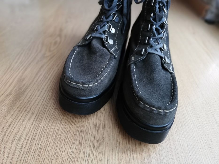 Боти Beneton естествен велур