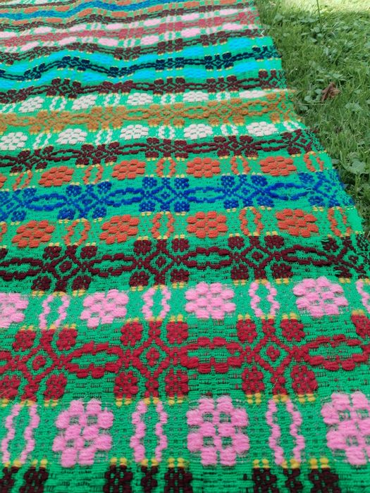 Covor din lână multicolor țesut la război