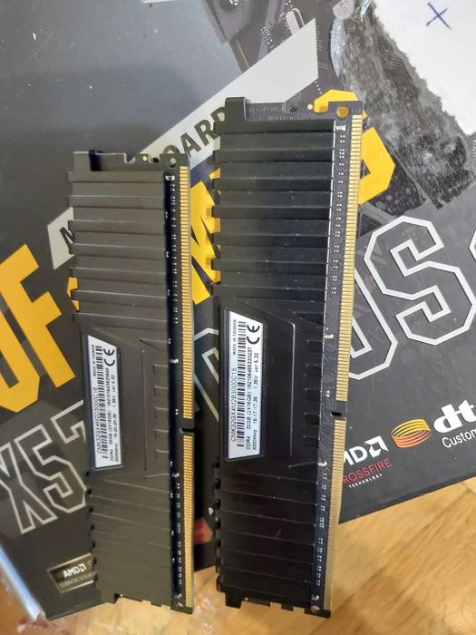 16GB 3000Mhz , 3200Mhz  DDR4 - Corsair Vengance LPX - 1x16GB