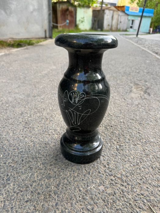 Ритуальные вазы из камня.