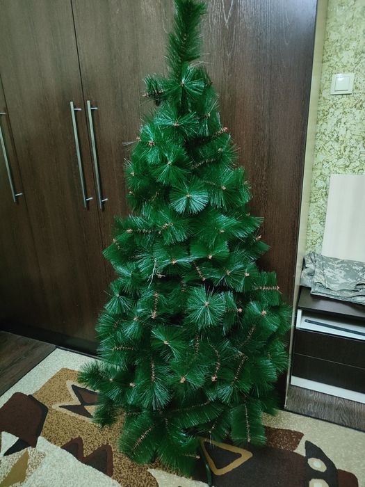 Продам  искусственную ель