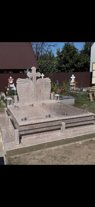 Monumente  funerare