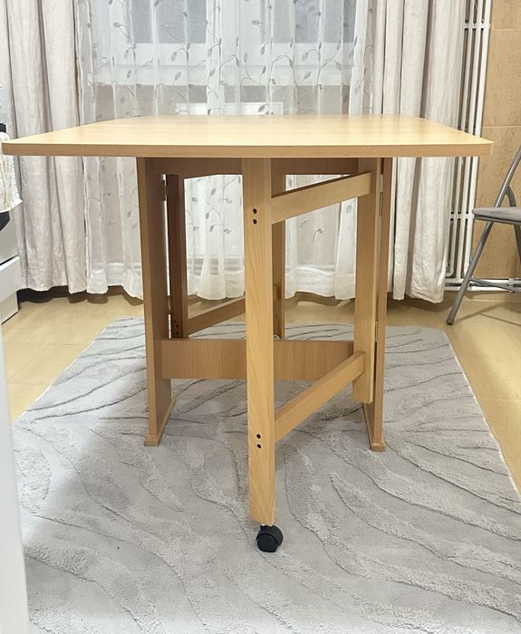 Vand masa de bucatarie  + 2 scaune incluse