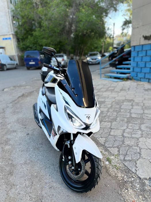 Продам скутер Maxi белого цвета