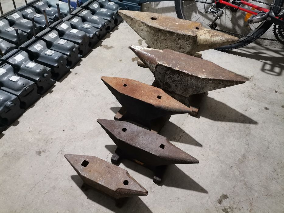 Малка средна голяма наковалня