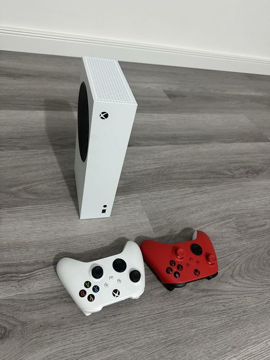 Vand x box S  1 TB cu doua manete originale cu volan gaiming nou cu garantie un an