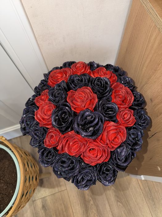 35 роз из атласной ленты