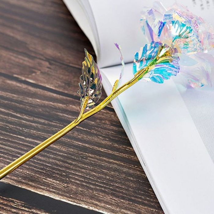 Роза в цветовете на дъгата – изискан подарък за любов и благодарност